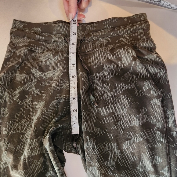 Lululemon Ready to Rulu Camo Joggers Size 4. - Picture 8 of 9